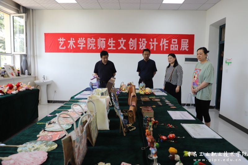艺术学院开展“铸牢中华民族共同体意识进校园”文创设计作品展，推动文化艺术交流